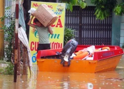 Người dân Yên Bái bì bõm sơ tán tài sản