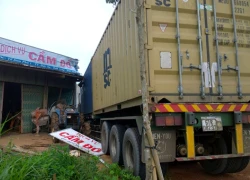 Nổ lốp, xe container tông sập 2 căn nhà