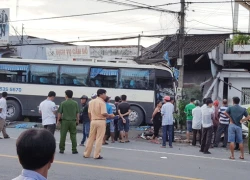 Ôtô chở khách hành hương lao vào nhà dân, nhiều người bị thương