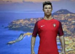 Quê nhà gặp nạn, Ronaldo vung tiền hỗ trợ