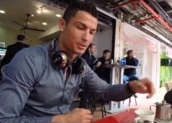 Rảnh rỗi rủ bạn bè đi cà phê, thật không ngờ Ronaldo gặp phải tình huống bi đát như thế này!