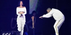 Rihanna bất ngờ xuất hiện trong buổi biểu diễn của Drake