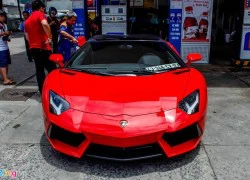 Siêu xe Aventador Roadster đi đổ xăng ở Sài Gòn