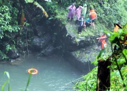 Thi thể nam sinh rơi thác Đambri bị kẹt trong hốc đá