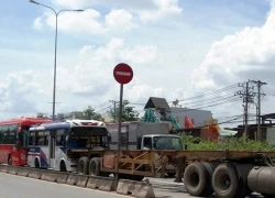 TP.HCM: Tông liên hoàn, 3 ô tô dính chặt vào nhau