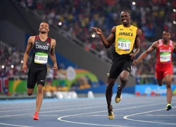 Usain Bolt giảm tốc, cười đùa với đối thủ