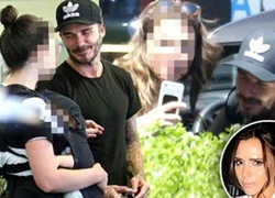 Vắng Vic, David Beckham lại bị bắt gặp tán tỉnh hai người phụ nữ khác?