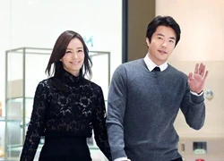 Vợ chồng Kwon Sang Woo tay trong tay tình tứ