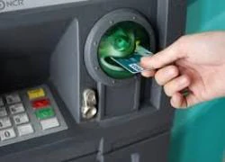 Vừa rút tiền ra khỏi trụ ATM thì bị đâm thấu bụng