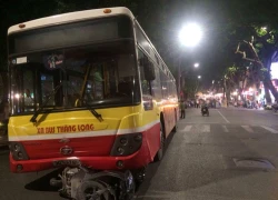 Xe bus mất lái cán chết người trên phố Hà Nội