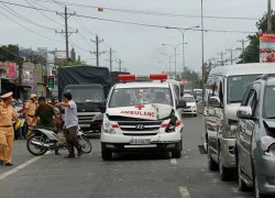 Xe cứu thương gặp nạn trên đường đưa thi thể về quê