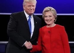 Bà Clinton thay đổi phong cách, mặc áo đỏ tranh luận với ông Trump