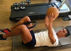 C. Ronaldo bơi liên tục trong nhà để giảm mỡ