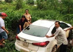 Chở thuốc lá lậu gây tai nạn, tài xế lao ôtô xuống kênh