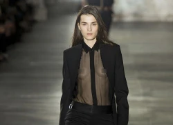 Dàn mẫu ngực trần catwalk trong show Saint Laurent