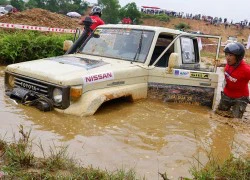 Dàn xe offroad thi leo dốc, vượt đầm lầy ở Hà Nội