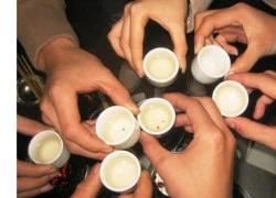 Dùng vỏ chai đâm nát ngực bạn nhậu