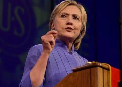 Đuổi việc nhà báo cả gan viết về sức khoẻ Hillary Clinton