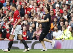 Fan cuồng giống hệt Zlatan Ibrahimovic náo loạn trận MU đại thắng Leicester 4-1