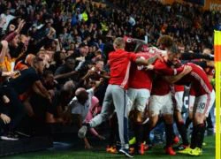 Fan Man United gãy chân sau màn ăn mừng với Rashford