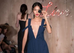 Hoàng Thùy lộ ngực trần tại London Fashion Week