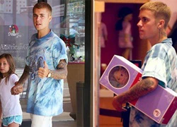 Justin Bieber dắt em gái đi mua búp bê