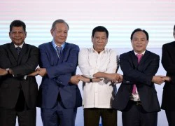 Lạc lõng ở hội nghị ASEAN, ông Duterte lần đầu mặc vest