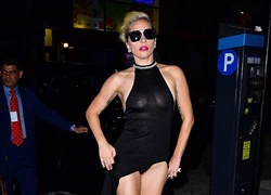 Lady Gaga vừa "thả rông" vòng 1, vừa vén váy lộ nội y giữa phố