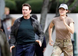 Mặc Katie Holmes hẹn hò, Tom Cruise còn đi giải cứu mỹ nhân này