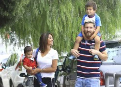 Messi cười tươi công kênh con trai