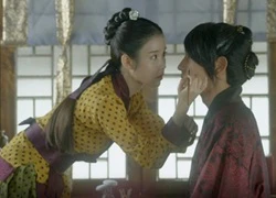 Moon Lovers: IU trổ tài trang điểm che sẹo giúp Tứ hoàng tử Lee Jun Ki