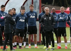 Mourinho tranh cãi và lấy chiếc xẻng của thợ xây