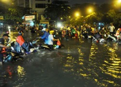 Mưa kỷ lục ở TP.HCM: Sân bay Tân Sơn Nhất ngập sâu 30cm