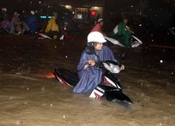 Mưa lớn trút xuống Đồng Nai, giao thông khu trung tâm tê liệt