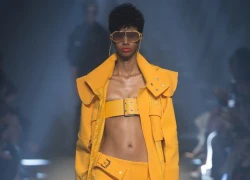 Người mẫu dùng thắt lưng che ngực trong show Versace