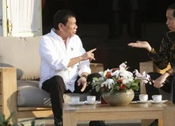 Ông Duterte đòi 'quăng cướp biển cho cá mập ăn'