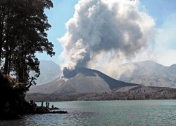 Núi lửa phun trào, Indonesia sơ tán gần 400 du khách