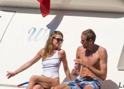 Peter Crouch và vợ xinh bốc lửa tranh thủ du hý chờ Ngoại hạng Anh trở lại