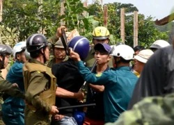 Phóng viên bị công an xã bao vây, giật máy ảnh khi đang tác nghiệp