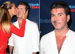 Simon Cowell bị nữ đồng nghiệp cưỡng hôn, dính đầy son lên mặt