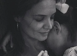 Suri Cruise dựa vào vòng tay ấm áp của mẹ khi đã vắng cha suốt 3 năm