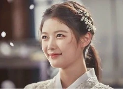 'Thái giám' Kim Yoo Jung phải ép ngực, muốn bỏ cuộc từ cảnh đầu tiên