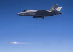 Tiêm kích F-35 ném bom, phóng tên lửa diệt 2 mục tiêu cùng lúc