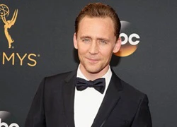 Tom Hiddleston lẻ bóng tại lễ trao giải Emmy sau khi chia tay Taylor