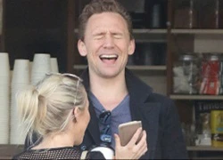 Tom Hiddleston tít mắt với gái lạ sau khi tán tỉnh cựu Hoa hậu thế giới