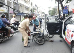 Tông vào cửa taxi, cô gái trẻ bị đứt gân chân