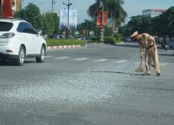 Trung úy CSGT &#8220;phơi mình&#8221; quét đá rơi giữa trưa nắng