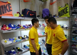 Tuyển futsal Việt Nam đi shopping xả stress