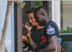 Vừa lập cú đúp, Balotelli cặp kè ngay cùng gái lạ