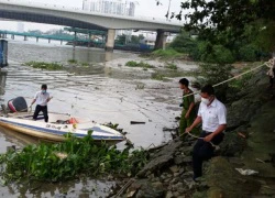 Xác người cùng ba lô chứa đá nổi trên sông Sài Gòn